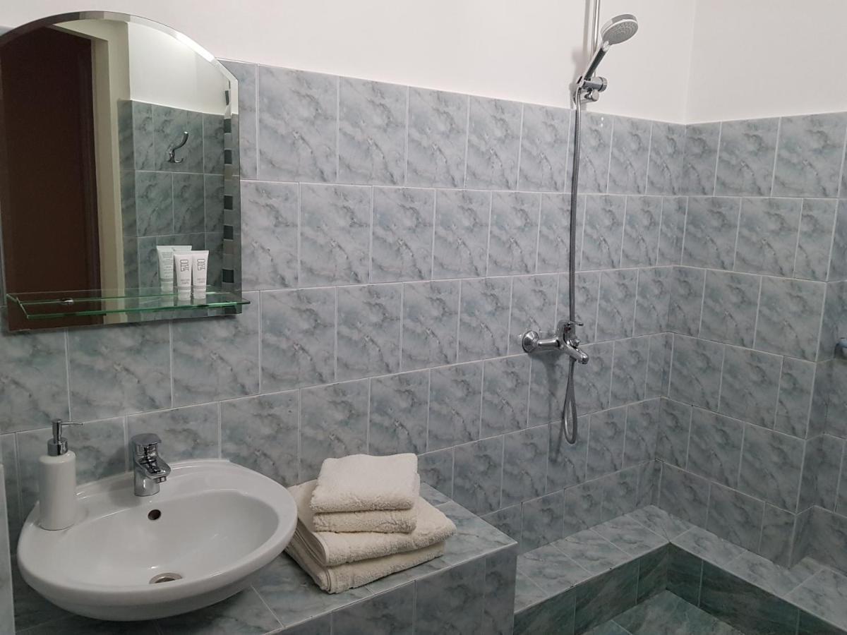 Hotel Melturi Bagian luar foto